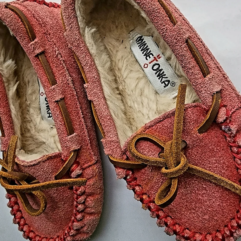 Toddler girls size 8 Minnetonka pink suede moccasins